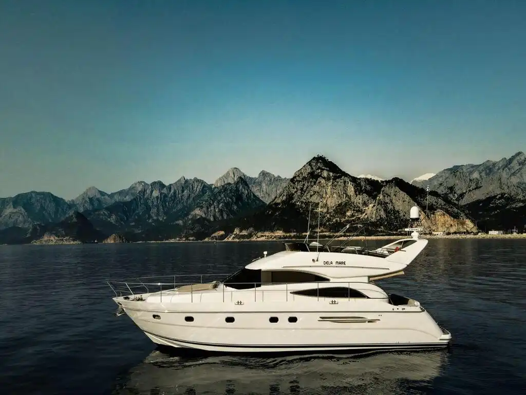 YACHT DELA MARE